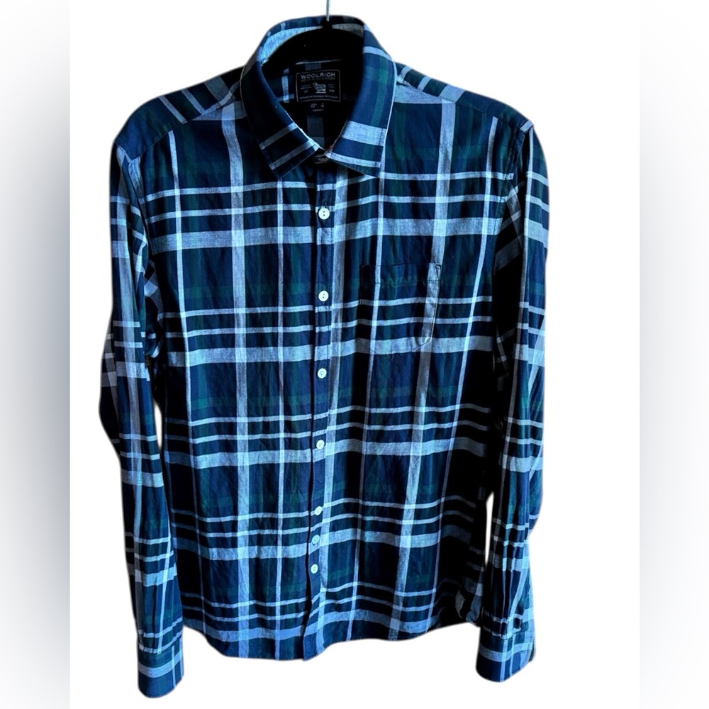 Women's Woolrich plaid long sleeve button down shirt with front pocket.